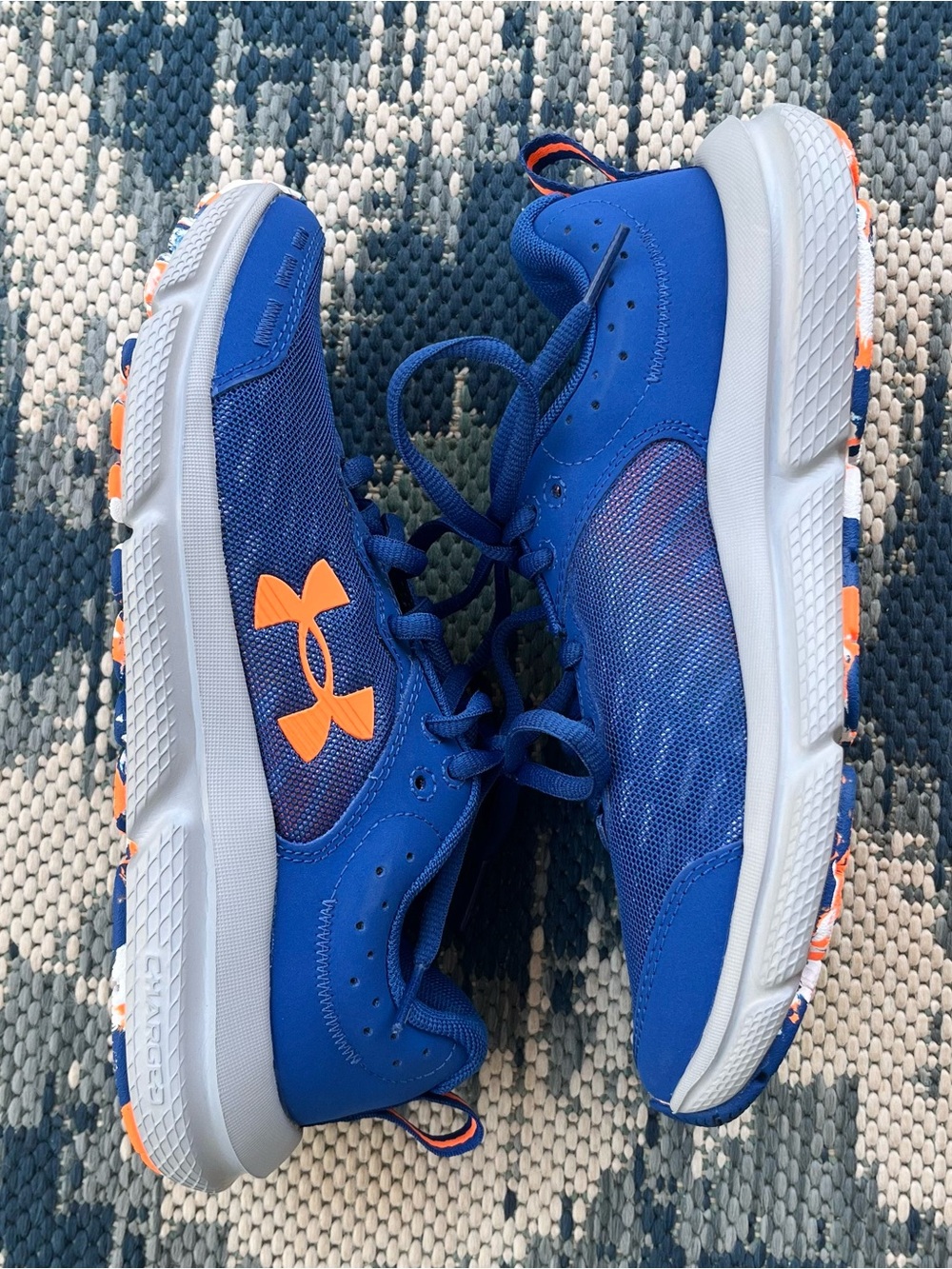 New Under Armour Boys Size 4 Blue & Orange Athletic Shoes 💙